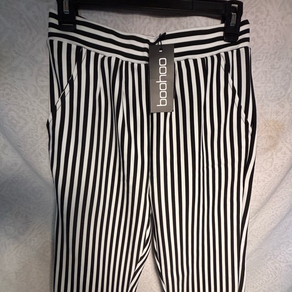 NWT Boohoo Black & White Striped Tailored Pants